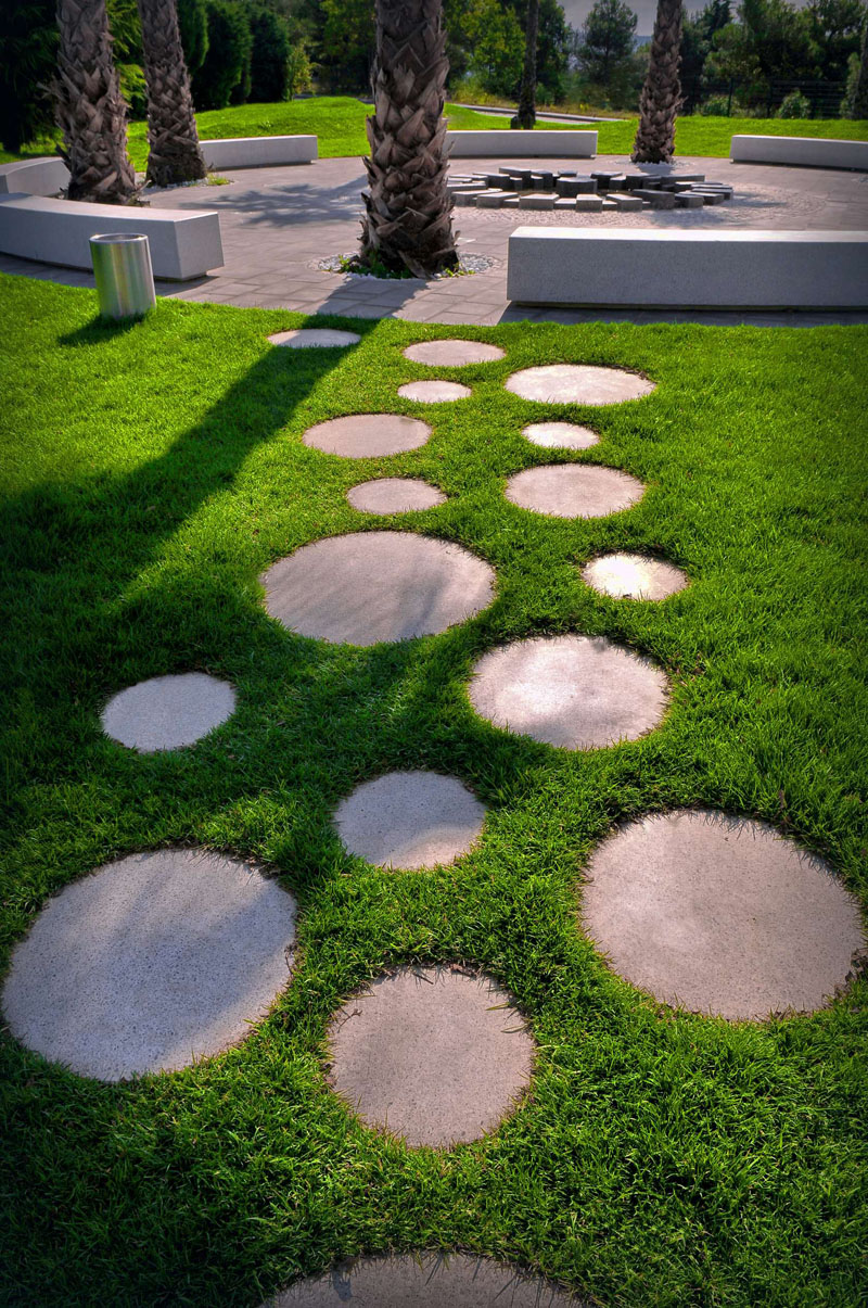 10 Ideas for Stepping Stones in Your Garden // These round stepping stones ...