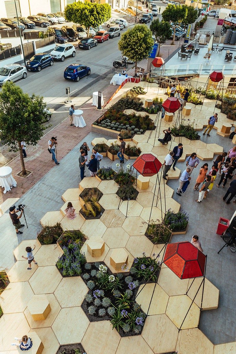 This urban garden, named Zighizaghi, is a multi-sensory garden made of two levels, a horizontal level, the hexagonal floor and seating area, and a vertical level, the lighting and sound systems. There's also numerous plants included in the design, like lemon trees and lavender.