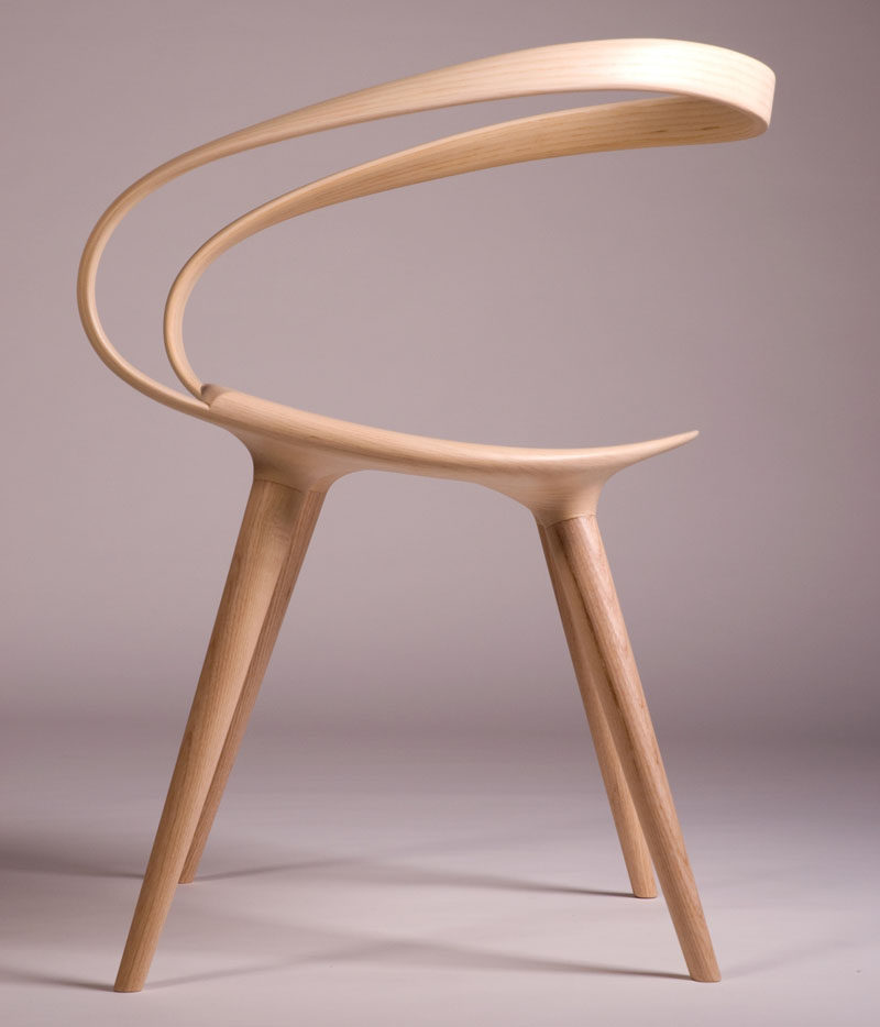 Este flujo, sillón de madera curvada fue diseñado por Jan Waterston, después de haber sido inspirado por el ciclismo.
