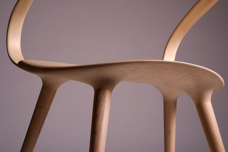 Este flujo, sillón de madera curvada fue diseñado por Jan Waterston, después de haber sido inspirado por el ciclismo.