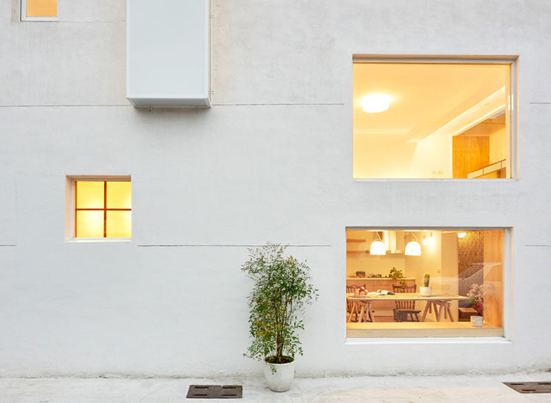 This Window Seat Doubles As Table Seating