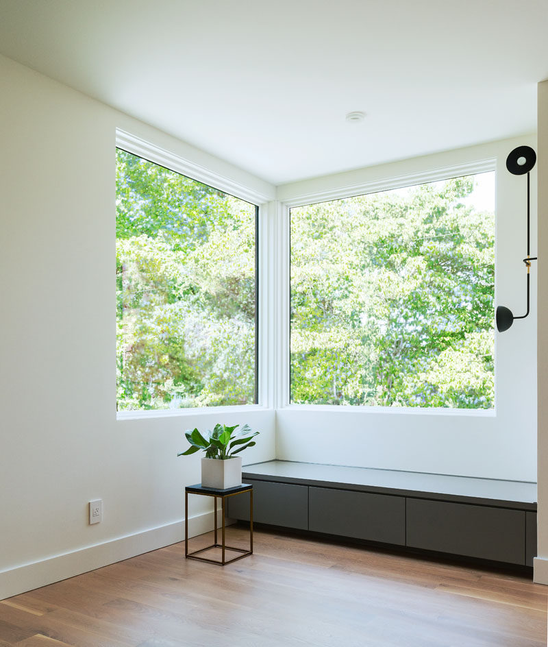 In this entry foyer, large windows provide ample light and draw the eye diagonally, enhancing a sense of spaciousness and continuity between inside and out.