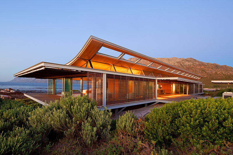 This house was designed by Elphick Proome Architects, as a response to their client's brief 'to create a single space vacation house and fully embrace the remarkable seaside location.'