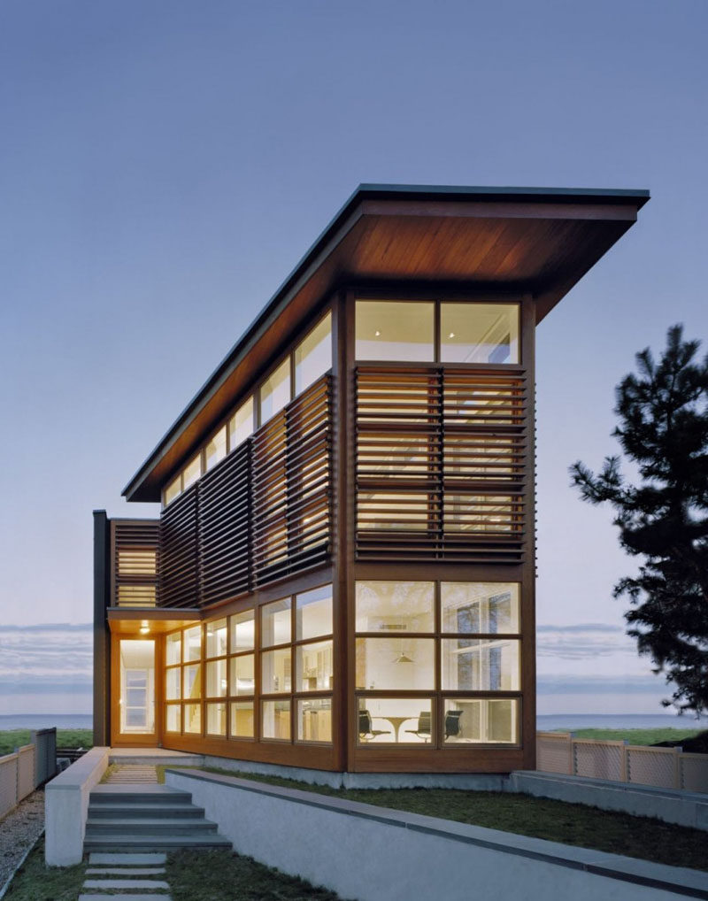 The house in Connecticut is located on an unusually narrow waterfront site along the Long Island Sound with spectacular views.