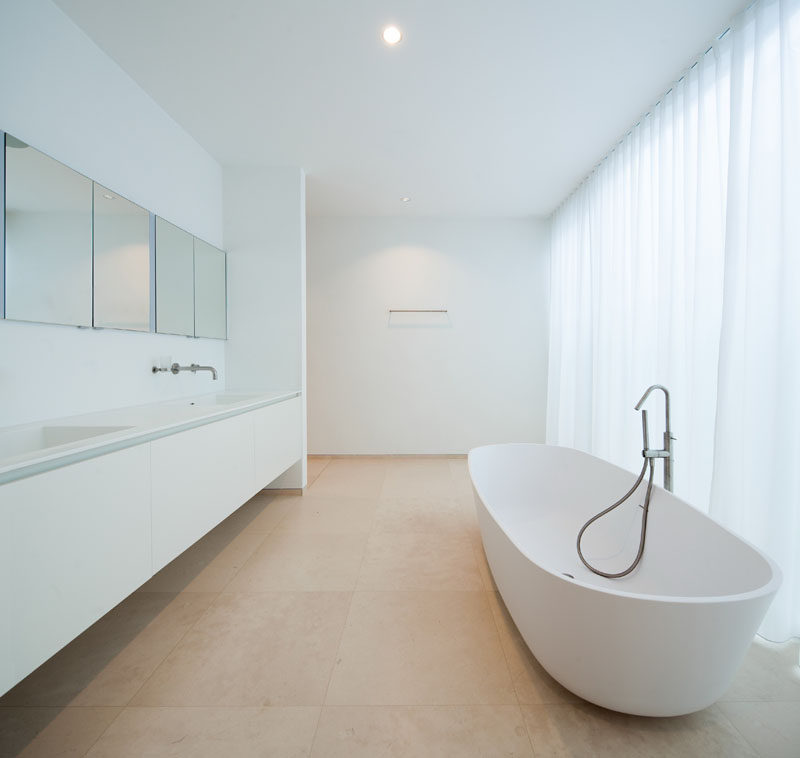 6 Ideas For Creating A Minimalist Bathroom // Clutter Free --- Clutter is a minimalists worst nightmare. The key to achieving a minimalist bathroom is to eliminate the clutter.