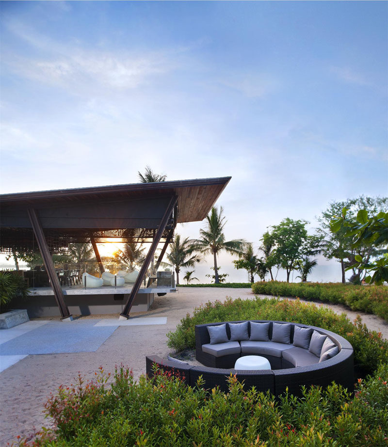 15 Outdoor Conversation Pits Built For Entertaining // Surrounded by sand and bushes, this conversation pit is ideal for relaxing after spending the day in the sun.#ConversationPit #FirePit #YardIdeas