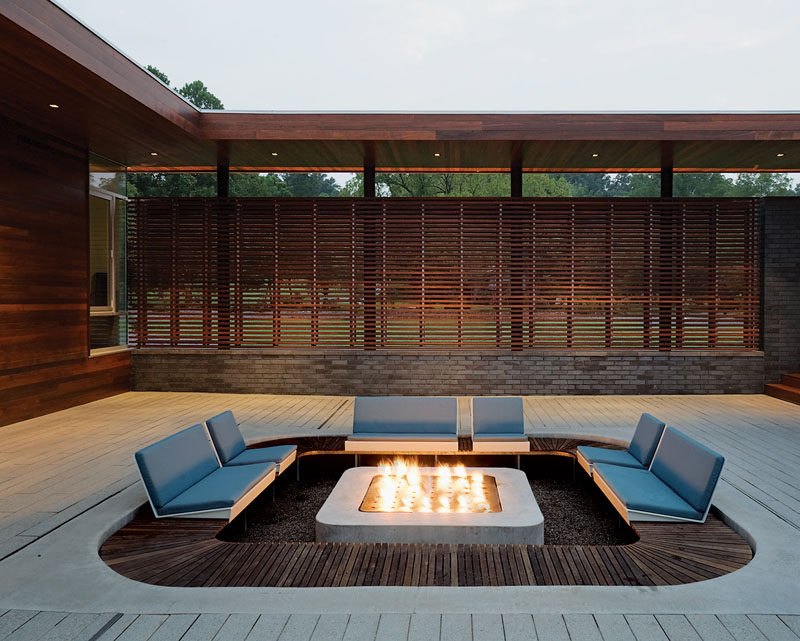 15 Outdoor Conversation Pits Built For Entertaining // Built right into the deck of this home, a sunken firepit adds a modern cozy touch to the entertaining area.