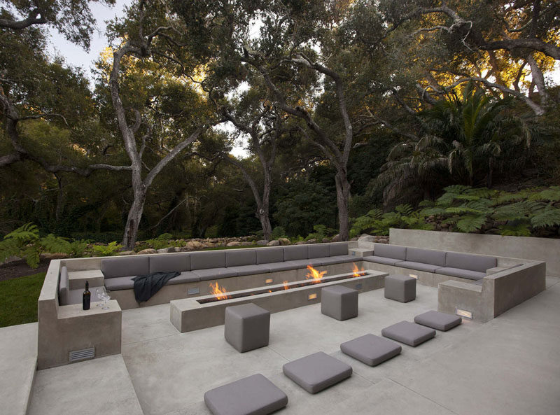 15 Outdoor Conversation Pits Built For Entertaining // This outdoor concrete living space contrasts the lush greenery surrounding it and makes it feel extra modern. #ConversationPit #FirePit #YardIdeas