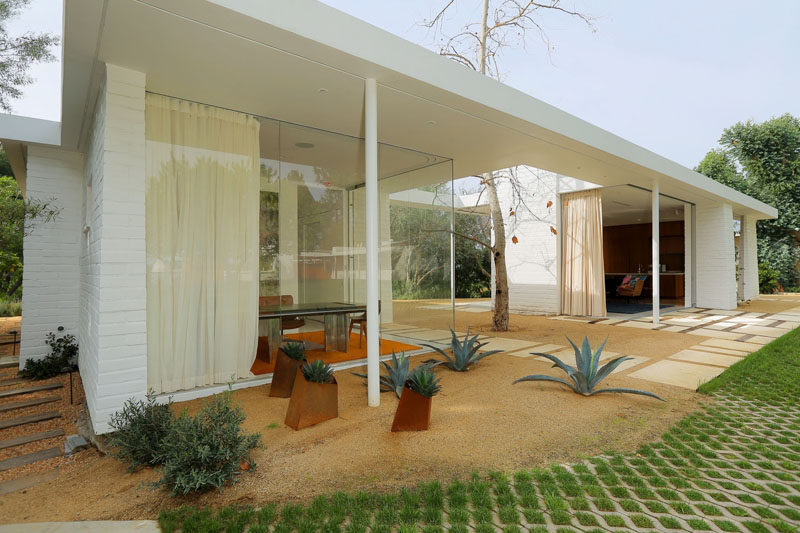 In the Hollywood Hills area of Los Angeles, California, a small one bedroom home, whose design echoes mid-20th Century horizontal lines, was added to an existing property.