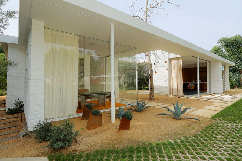 In the Hollywood Hills area of Los Angeles, California, a small one bedroom home, whose design echoes mid-20th Century horizontal lines, was added to an existing property.