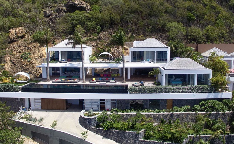 Tucked into the edge of a cliff and overlooking Corossol Beach and Gustavia Harbor (Caribbean), this villa, named Villa Utopic, offers guests a luxurious stay where the focus is put on appreciating natural beauty while enjoying modern design and comfortable living.