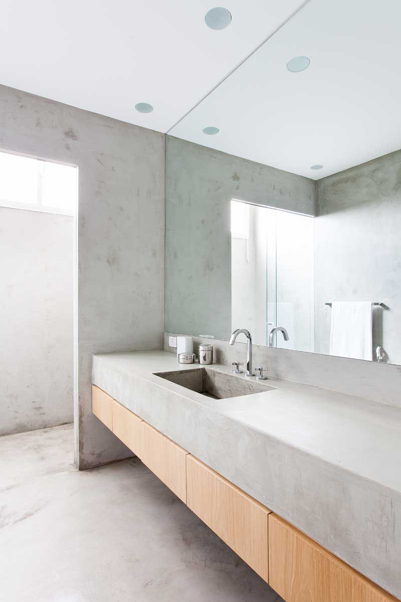 23 Pictures That Show How Concrete Floors Have been Used Throughout Homes // Concrete is often used in bathrooms and paired with wood or other natural elements to create a modern and neutral space that can handle moisture and changing temperatures.