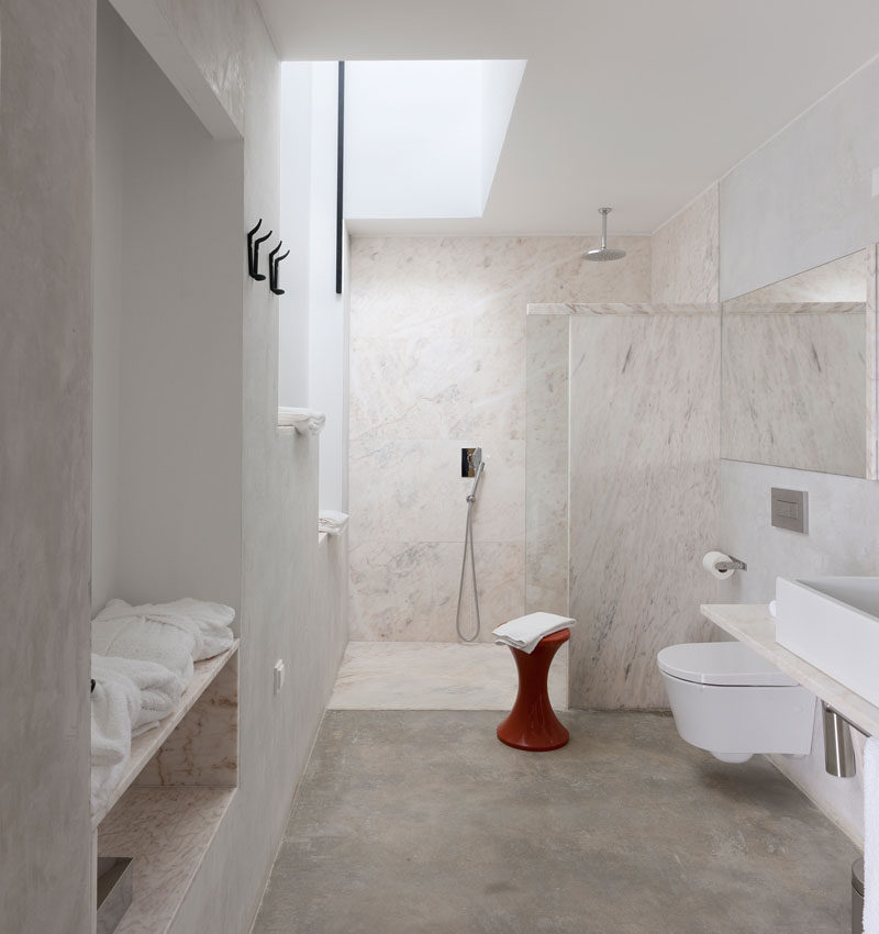 23 Pictures That Show How Concrete Floors Have been Used Throughout Homes // Concrete is often used in bathrooms and paired with wood or other natural elements to create a modern and neutral space that can handle moisture and changing temperatures.