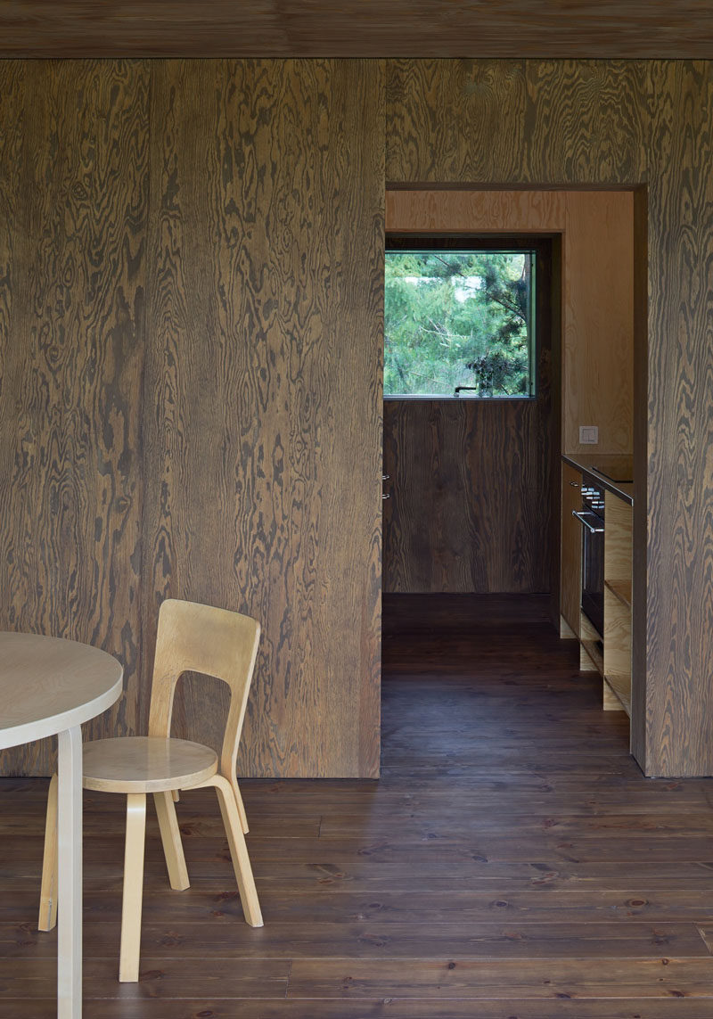 Dark wood has been used in this summer house to make the view through the windows stand out.