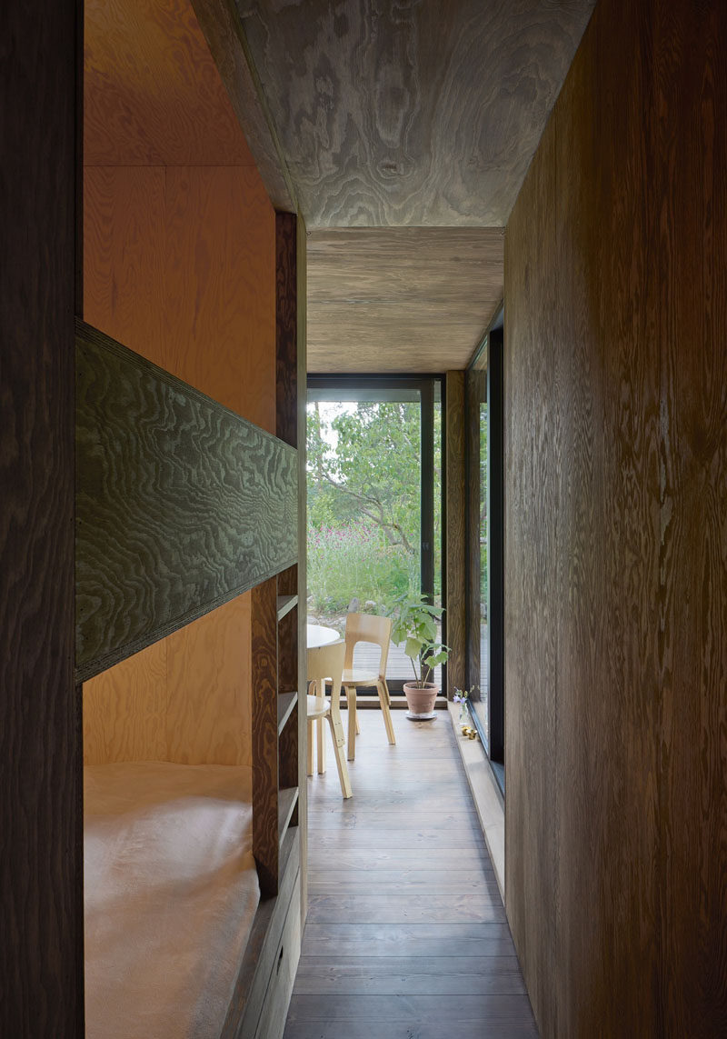 The interiors of this summer house have been kept dark to allow you to focus on the greenery outside. 