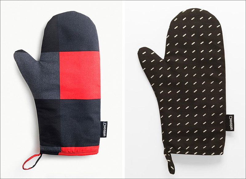 Gift Ideas For People Who Love To Cook // Oven mitts with color blocking or in a dark material hide food better than lighter colors and add style to your kitchen when they're left sitting on the counter.