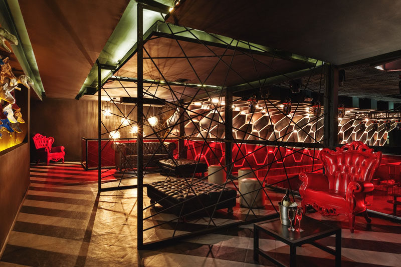 Pops of red have been used as a dramatic touch in this nightclub in Mexico.