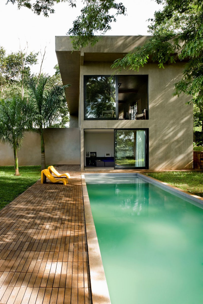 Architect Leo Romano has designed Casa Da Caixa Vermelh, a home surrounded by trees in Goiânia, Brazil.