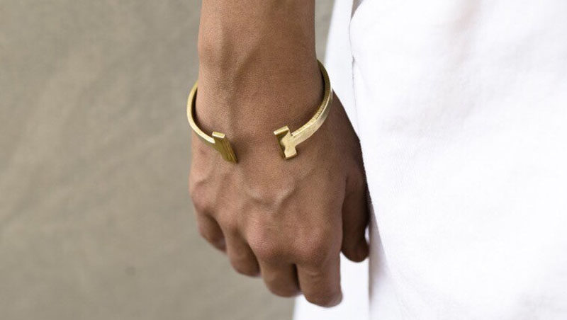 The Ultimate Gift Guide For The Modern Woman (40 Ideas!) // Put a twist on a classic gold or rose gold bracelet with a contemporary cuff style one with geometric details. #CuffBracelet #ModernBracelet #ModernGift
