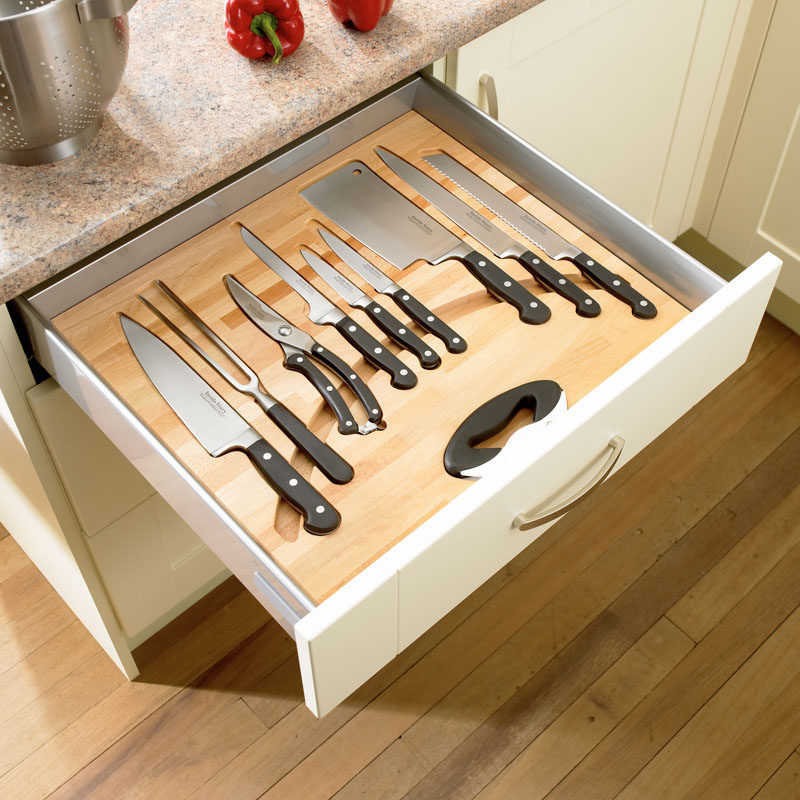 Kitchen Drawer Organization - Design Your Drawers So Everything Has A Place // Each knife in this drawer has a cut out so it always fits just right. And the groove along the bottom lets you easily grab your knife without having to dangerously fumble around with it.