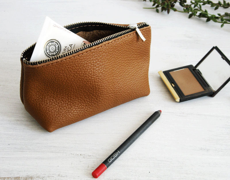 The Ultimate Gift Guide For The Modern Woman (40 Ideas!) // If your girl wears makeup, and most do, a makeup bag will definitely be appreciated. It makes packing for trips easier and keeps things much more organized. #MakeupBag #LeatherCase #LeatherMakeupBag #LeatherPouch