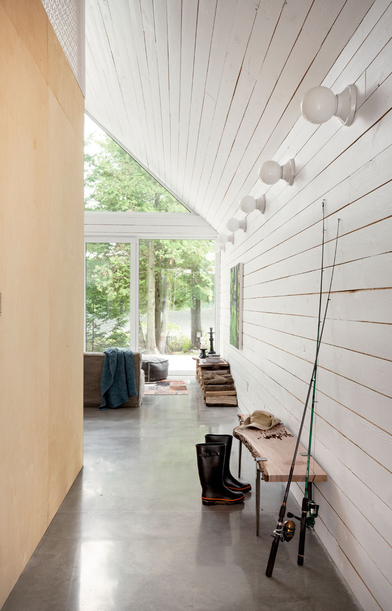 Inside this chalet, the walls are covered in white painted wood, keeping the interior bright.