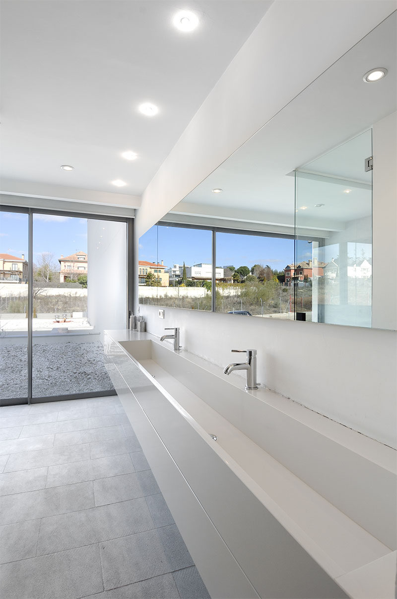 Bathroom Design Idea - Extra Large Sinks Or Trough Sinks (20 Pictures) // This trough sink runs almost the entire length of the bathroom.