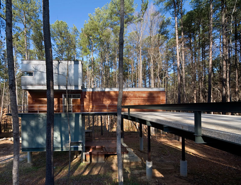 18 Modern House In The Forest // Tall skinny trees surround this contemporary forest home in North Carolina. #ModernHouse #ModernArchitecture #HouseInForest #HouseDesign