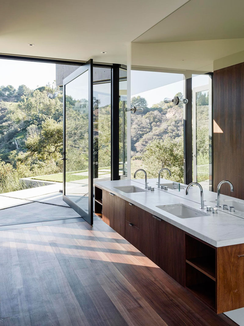 Bathroom Mirror Ideas - Fill The Wall // This bathroom already opens to outside but the huge mirror above the vanity makes the bathroom feel even more open and airy.