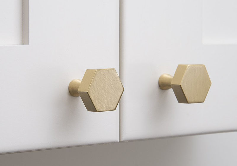 8 Kitchen Cabinet Hardware Ideas // Hexagon Knobs