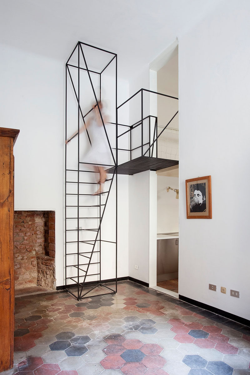 13 Stair Design Ideas For Small Spaces // A minimal black staircase like this one adds a modern feel to the space and has lots of places to hold onto for extra safety.