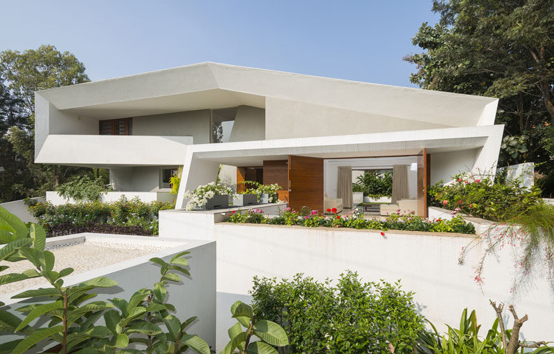 The Design Of This Modern House Features A Very Angular Exterior