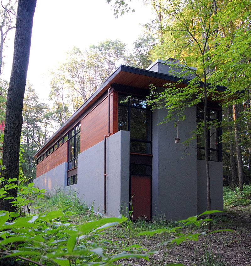 18 Modern House In The Forest // Tucked into the greenery of the forest, the homes was designed as a quiet retreat. #ModernHouse #ModernArchitecture #HouseInForest #HouseDesign