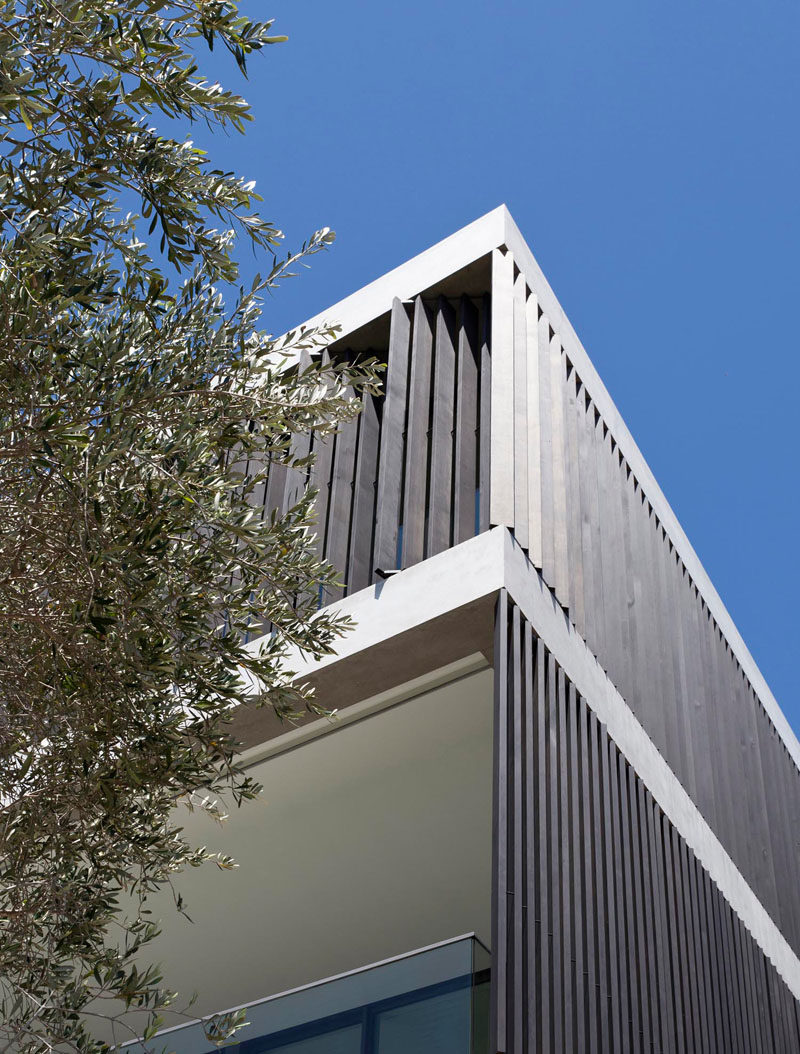 This house has sections covered in large, custom designed timber pivoting screens that allow the home owners to manage sunlight and privacy. 