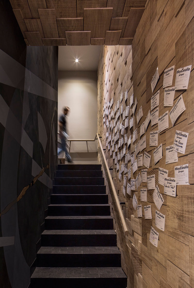 To contribute to this modern restaurant's informal concept, the walls are covered in wood shingles and the flooring has been created using small tiles in natural stone, similar to a cobblestone street.