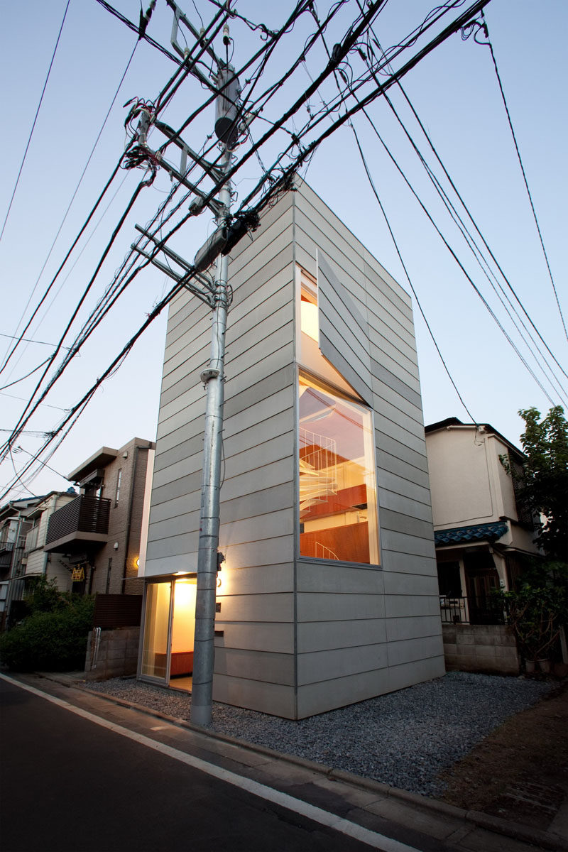 11 Small Modern House Designs // This tiny narrow house is spacious enough on the inside to comfortably fit a family of three. #SmallHouse #ModernHouse #ModernArchitecture #SmallHome