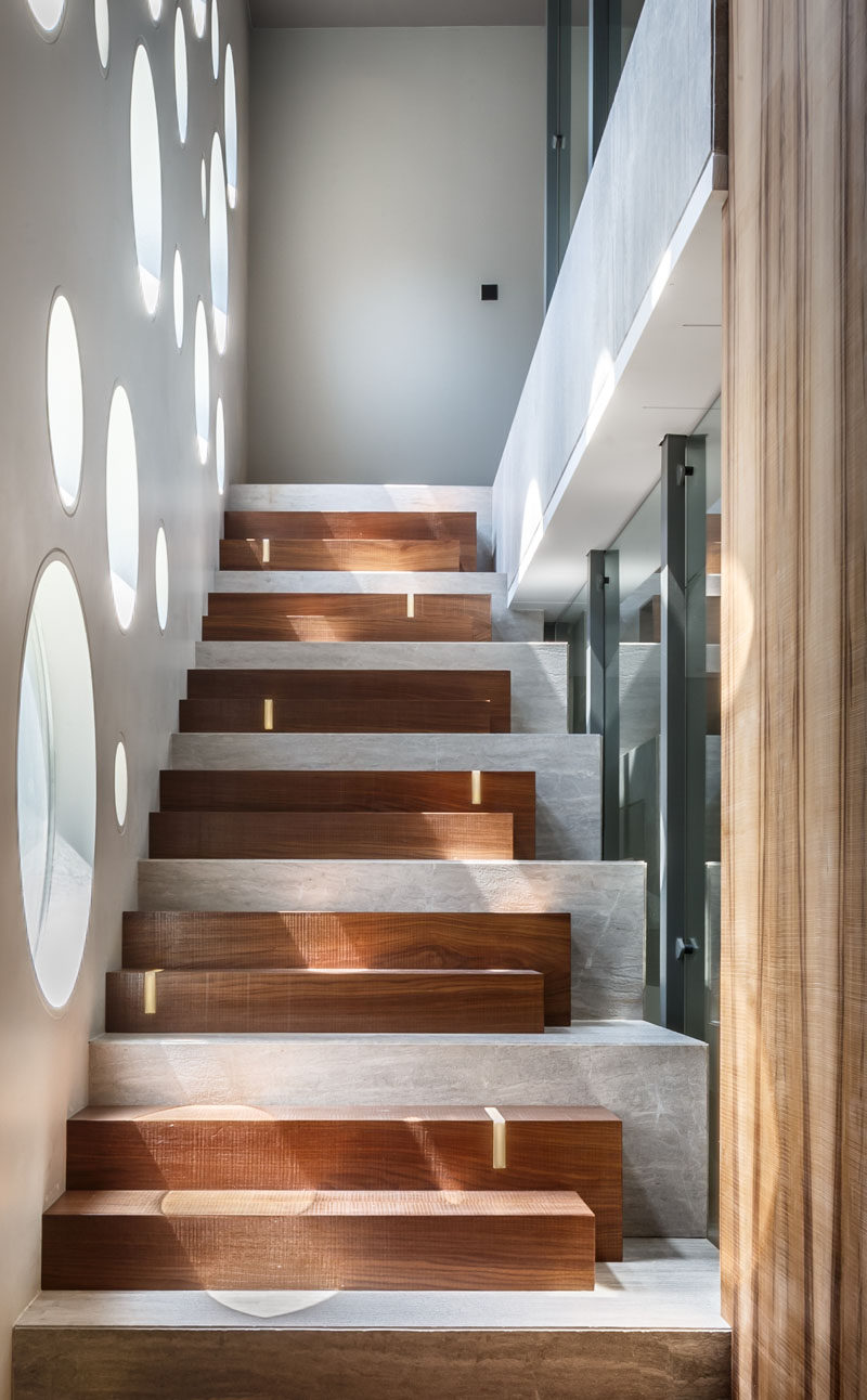 The design of these stairs combines wooden steps with a concrete base, and LED strips add some discreet lighting. #ModernStairs #StairDesign