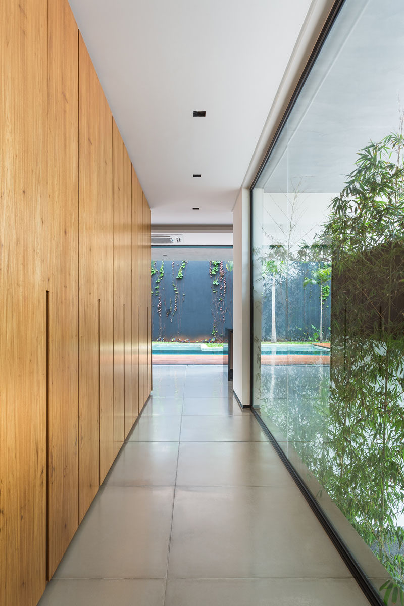 A hallway has been created between the living room and the kitchen, creating a space for extra storage and a view of the garden.