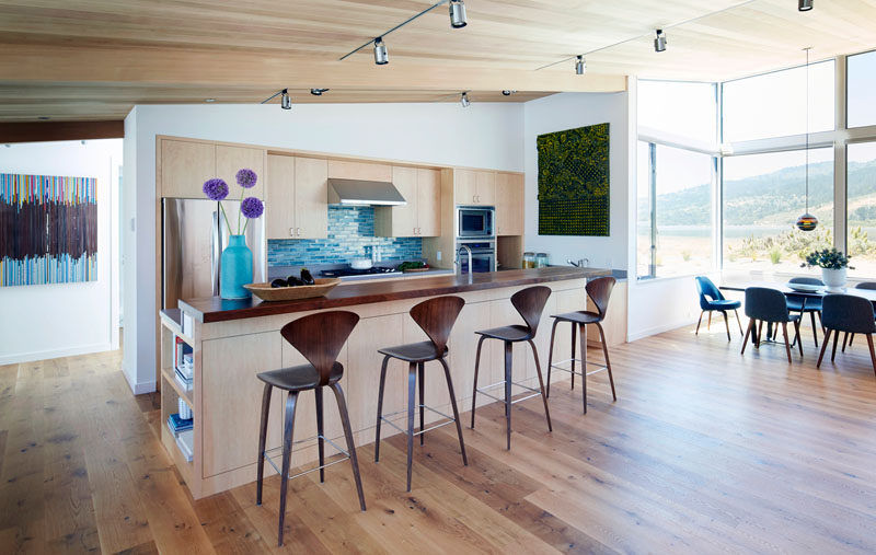 In this kitchen, light wood cabinetry has been paired with dark countertops for a contemporary look.