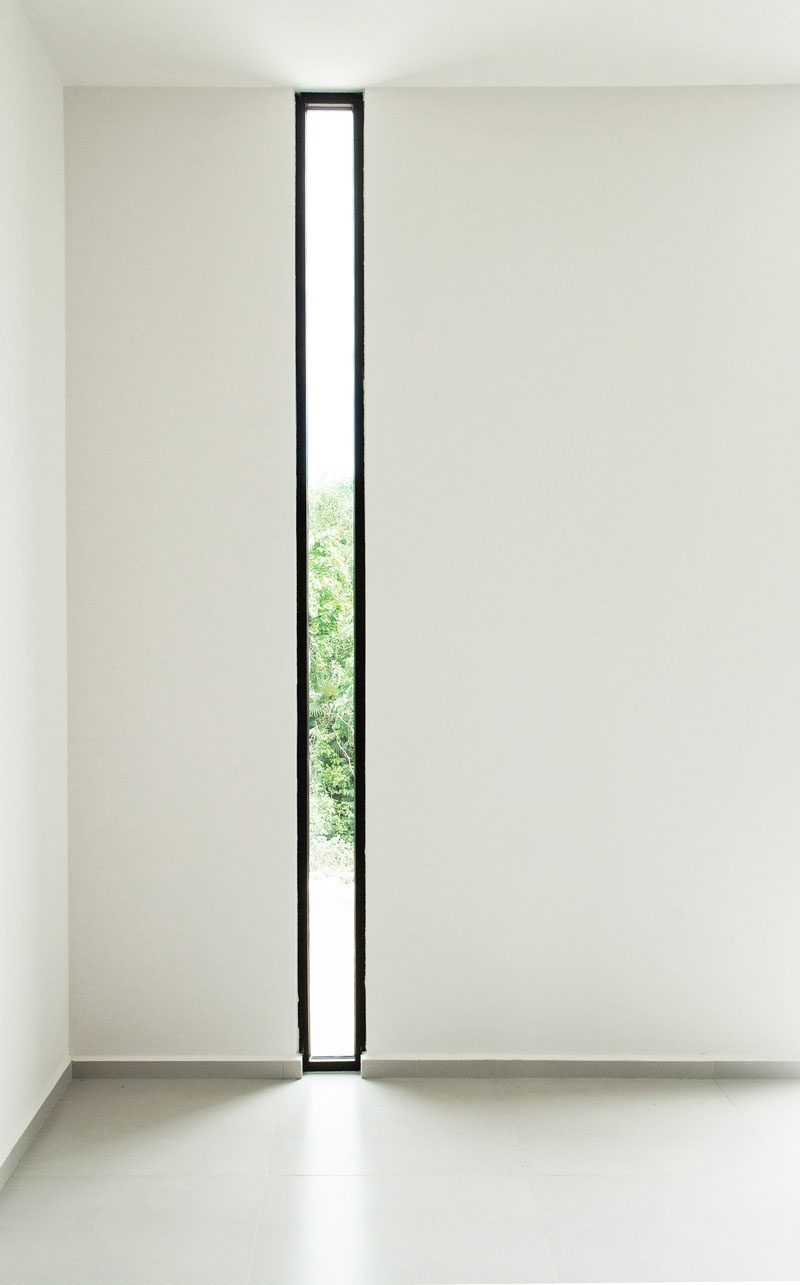 Ý tưởng về phong cách cửa sổ - Cửa sổ dọc hẹp // Khung màu đen xung quanh cửa sổ hẹp này trên nền tường trắng làm cho khung cửa sổ hẹp trở nên giống như một tuyên bố trong phòng.