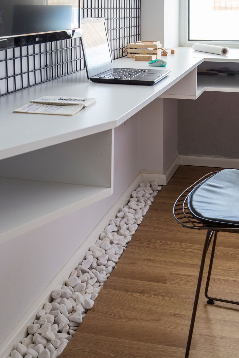 Under this desk, a touch of nature has been brought in with the use of white pebbles, perfect for giving your feet something to play with when you are working at home.
