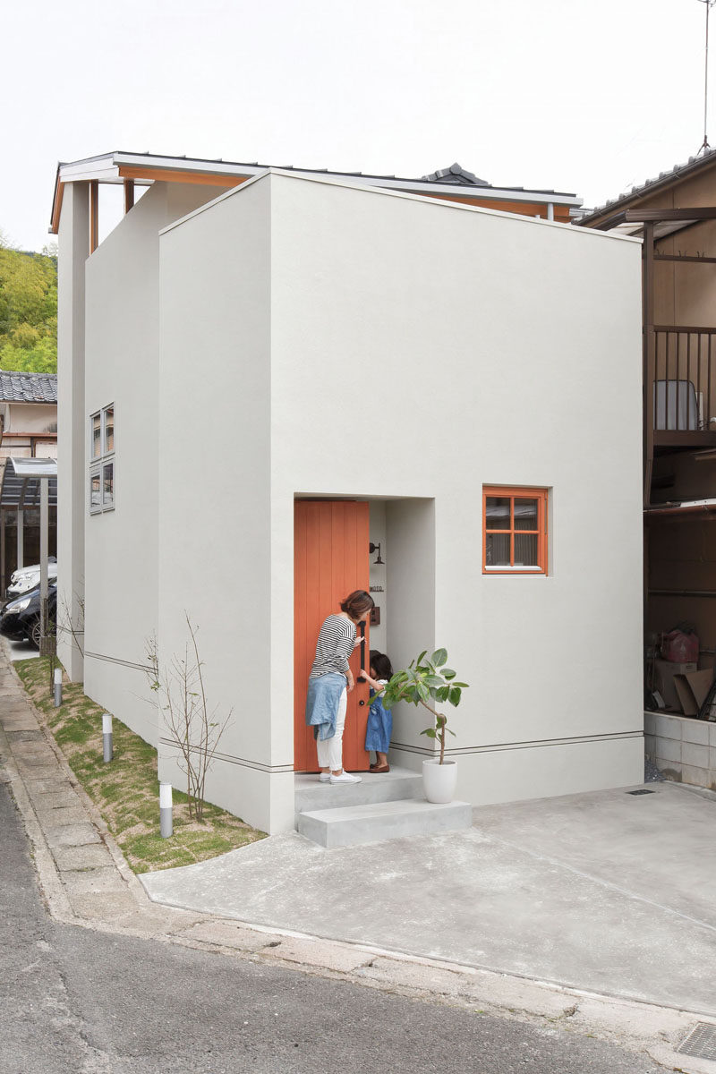 12 Minimalist Modern House Exteriors // Smooth exterior walls, small windows few and far between, and the simple, fun color palette make this house feel minimalist, modern, and playful.