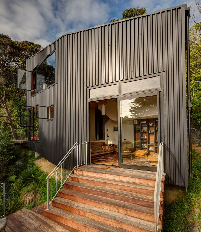 House Exterior Colors – 14 Modern Black Houses From Around The World / Black metal cladding covers the side of this small home tucked into the forest.