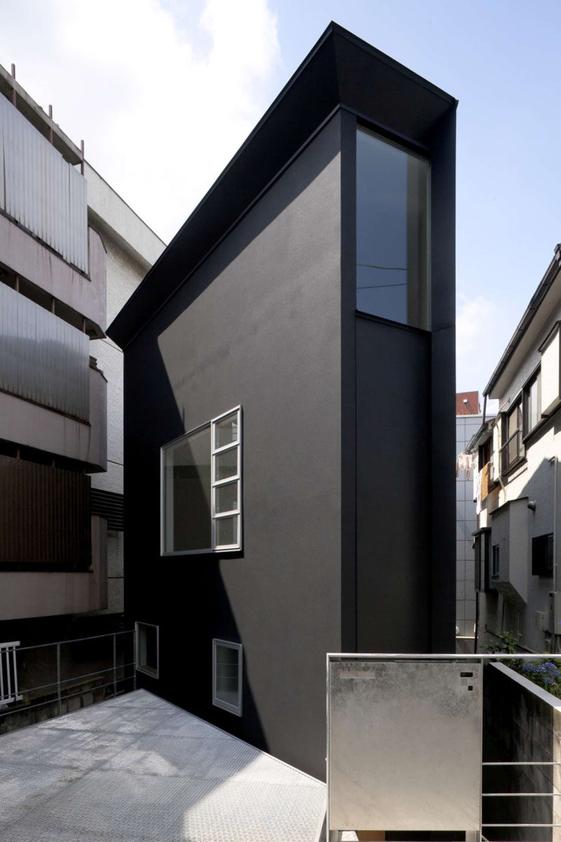 House Exterior Colors – 14 Modern Black Houses From Around The World / This super skinny black house drops down 1.5 meters below street level.