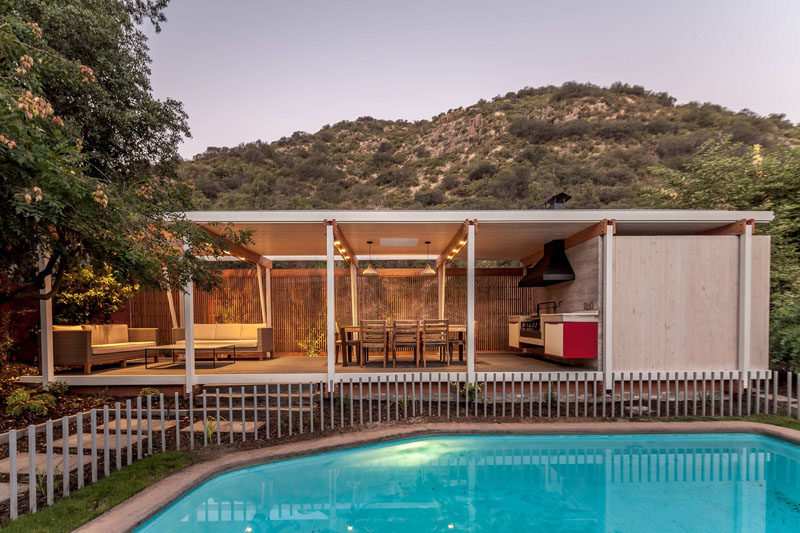 This modern pool house sits next to the swimming pool and includes a covered outdoor living room and dining area, as well as a BBQ, a kitchenette, a wine cellar and a bathroom.