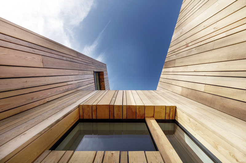 Woods of different widths have been used to create the unique wooden facade on this holiday home.