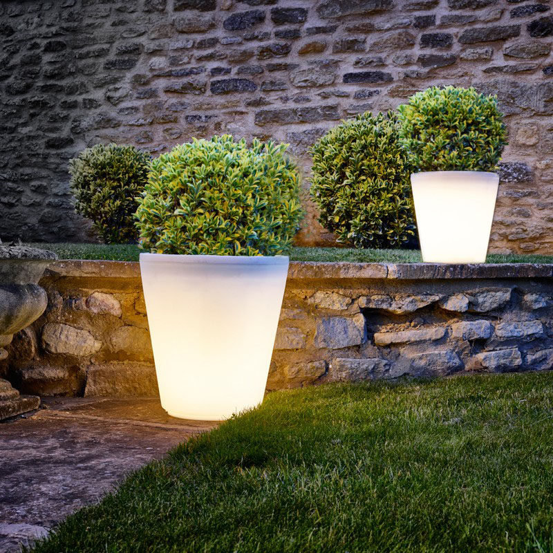 8 Outdoor Lighting Ideas To Inspire Your Spring Backyard Makeover / 8 Outdoor Lighting Ideas To Inspire Your Spring Backyard Makeover / Pots and Planters - They come in a huge range of sizes so whether you're planting a few flowers or a massive hedge, an illuminated planter is up for the job.