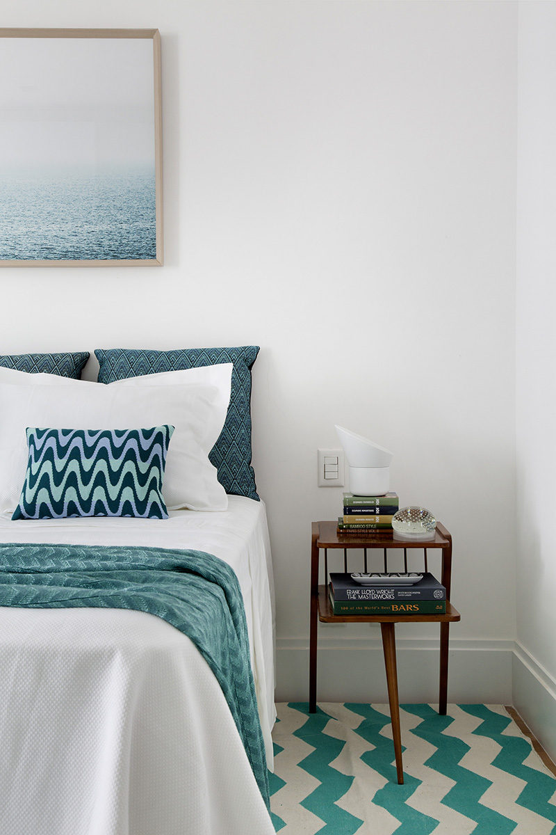 Bedroom Decor Ideas And Inspiration - This apartment bedroom designed by Yamagata Architecture uses just two main colors, teal and white, to create a bright, fun and colorful bedroom