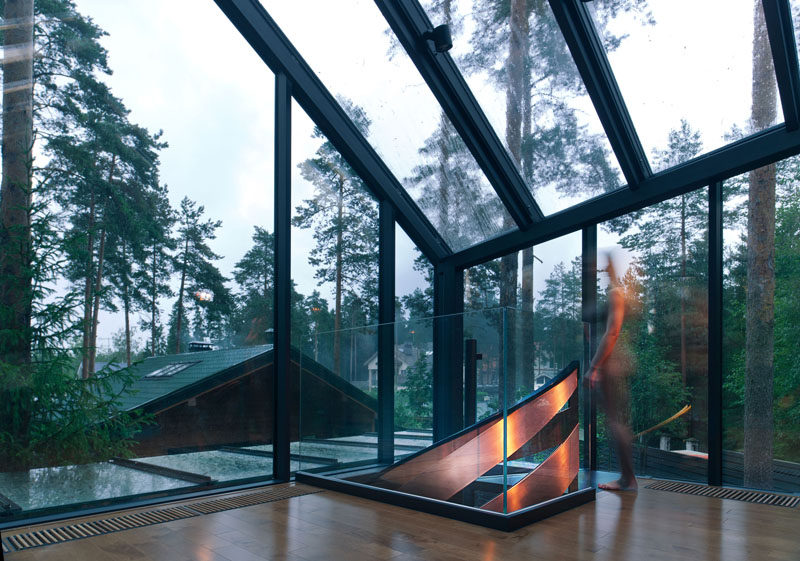 In this yoga studio, plenty of windows ensure that the space is bright and that views of the forest can be seen when working out.