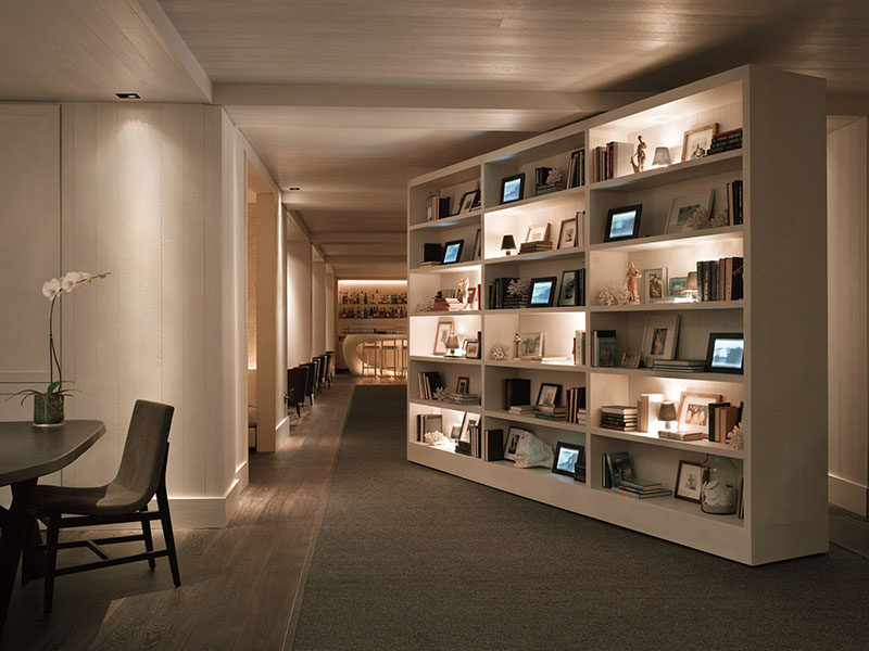 During the day this huge pivoting bookshelf is securely closed. But come night the shelf turns into a secret door and reveals a hidden bar in this Hawaiian hotel.